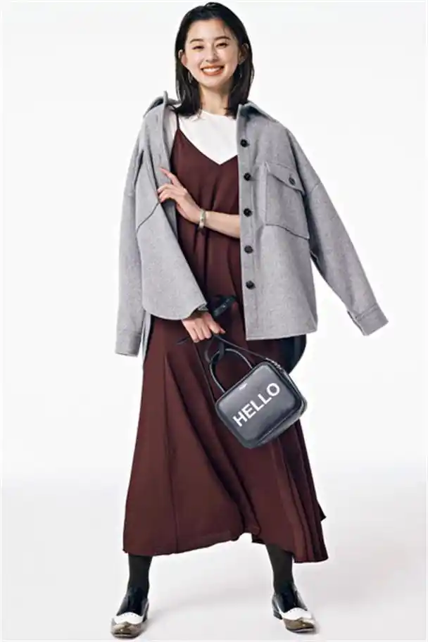 没想到,秋日一件白色内搭t恤,可以解决不知如何穿衣的困惑