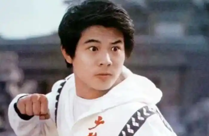 李连杰"背景强大",一张照片暴露强大身世,二十年前片酬8000万