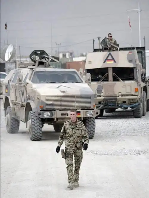 野狗2装甲车车长在用观瞄设备观察周围情况"狐"式装甲车顶部全是干扰