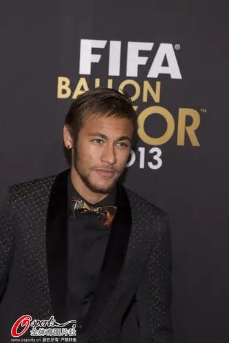 高清图:内马尔多变发型 圆寸出道杀马特头遭喷