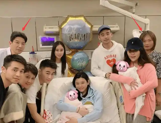 奚梦瑶携父母与四太一起出席活动,首曝光女儿正脸,长得像何猷君_romee