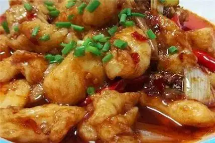 做法三:红烧龙利鱼第一步,准备好龙利鱼,姜蒜,白糖,生抽,蚝油和醋.