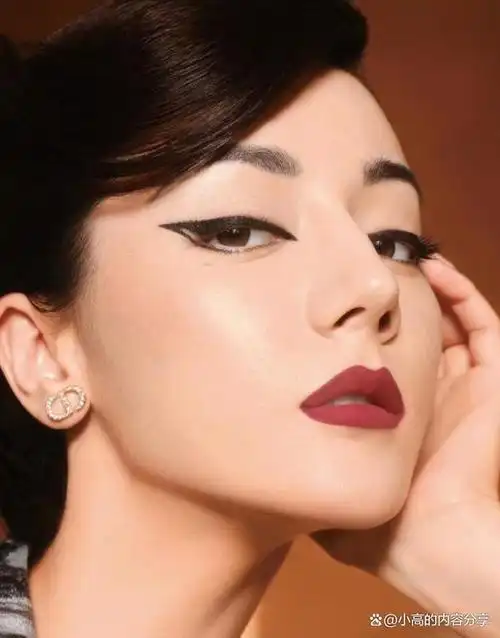 最近《时尚芭莎》八月刊封面大片发布,此次热巴的造型真是复古多变呀.