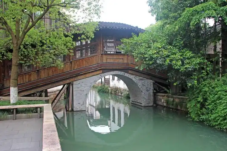 咸宁水巷中的廊桥