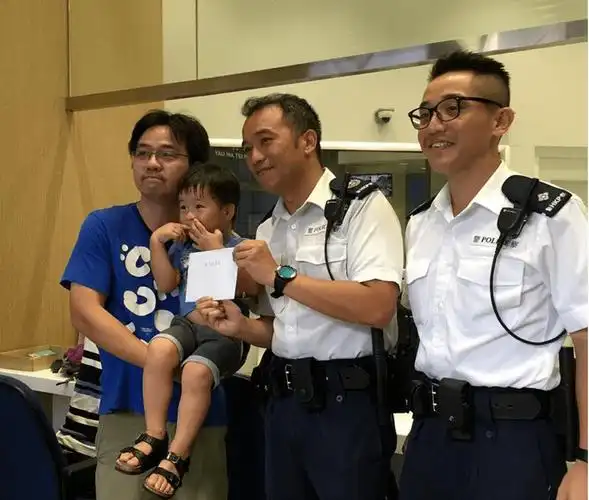 着装上,香港辅警制服与正式警员完全一样,细节是辅警的肩章印有英文