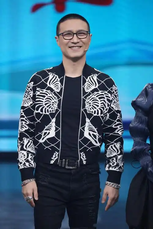 发型对颜值的影响有多大?汪峰穿印花夹克配寸头,轻松告别油腻感