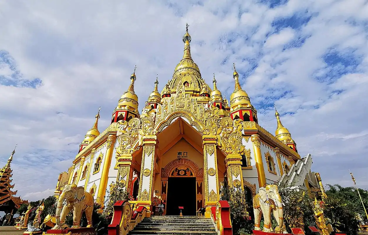 不用去缅甸,来滇西的芒市,看"勐焕大金塔"
