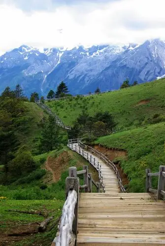 丽江牦牛坪位于丽江玉龙雪山景区北端,是玉龙雪山景区的