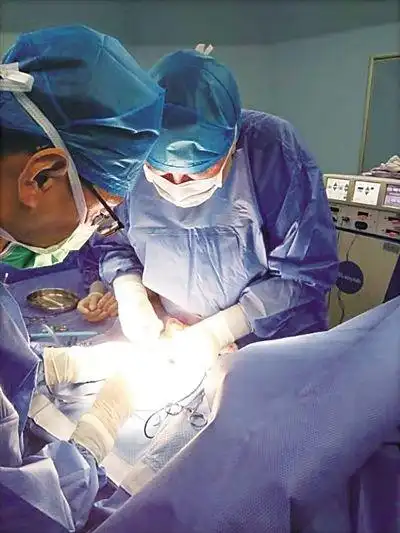 男孩左侧睾丸坏死,接受手术切除