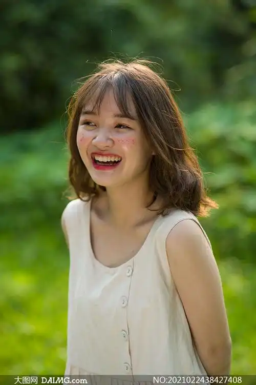 卷曲短发女孩人物外景写真摄影原片_大图网图片素材