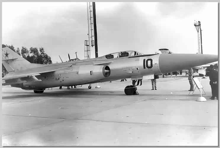 生死关头,苏联飞行员驾驶先进战机坠向湖底,平息第三次世界大战_雅克