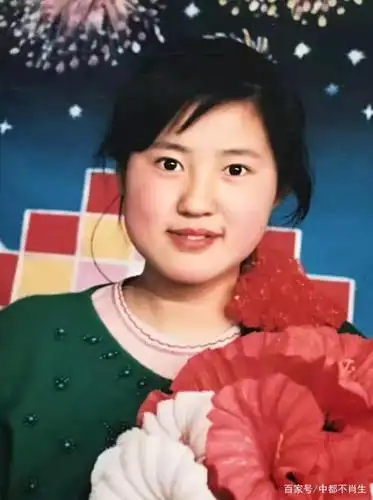 不妨也拿出来晒一晒 看看这些照片 我感觉在她身上 有刘晓庆的影子