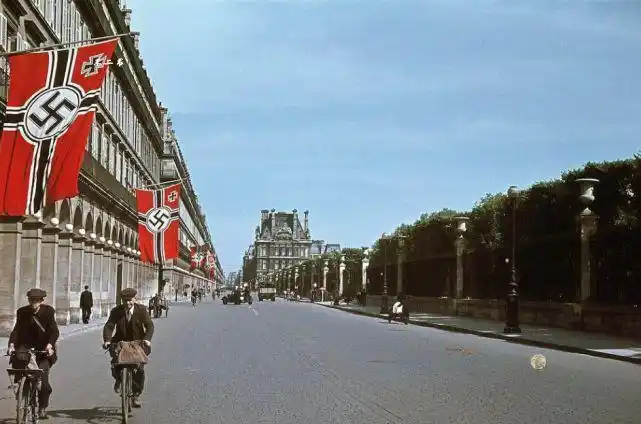 街头巷尾挂满了纳粹的"卐字旗",整个法国成为了依附纳粹德国生存的