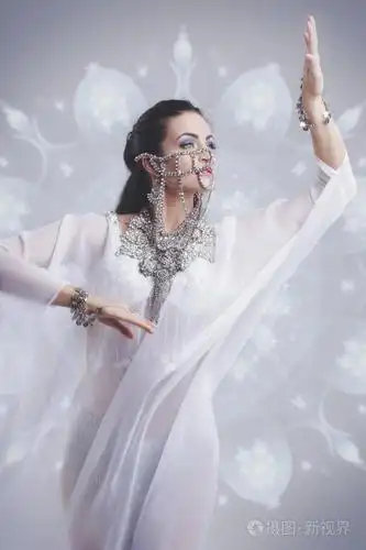 在丝绸面纱的服装,发光跳舞的性感东方肚皮舞