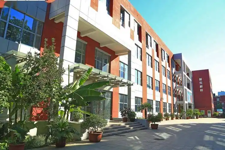 这是一所与人大附中深度共建,浸润在名牌大学浓郁书院氛围中的优质