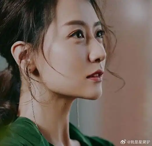 白冰#在最近的节目《怦然再心动》中,白冰的低丸子头吸引了无数鹊的