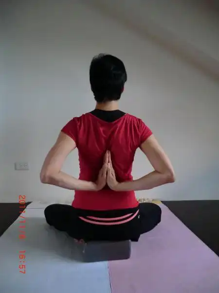 背后合十  在背后方,双手向上合掌.  伸展手腕,手肘,肩和胸部.