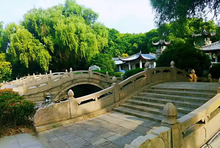 吴江公园也不例外,一泓碧波的四周,独具匠心的石桥知多少?