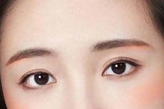 上图这种眼型是介于丹凤眼和桃花眼之前的一种眼型叫做柳叶眼,还可以