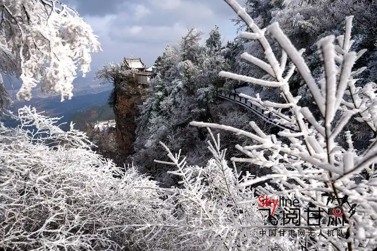 近日,雪后的陇南市成县鸡峰山国家级森林公园银装素裹,壮美如画.