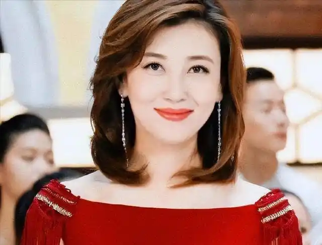 李红:从"农村小妹"到"央视名嘴",她的成名路比你想得更艰辛