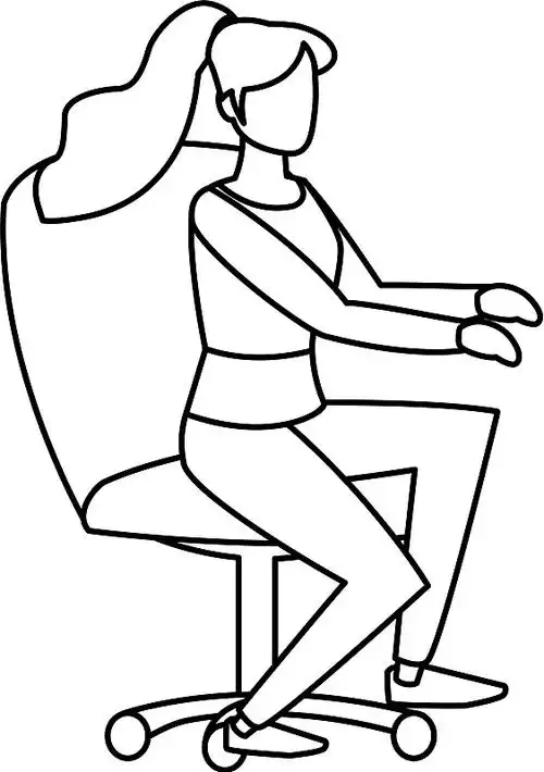 年轻女子坐在办公椅上拿着笔记本电脑图片素材