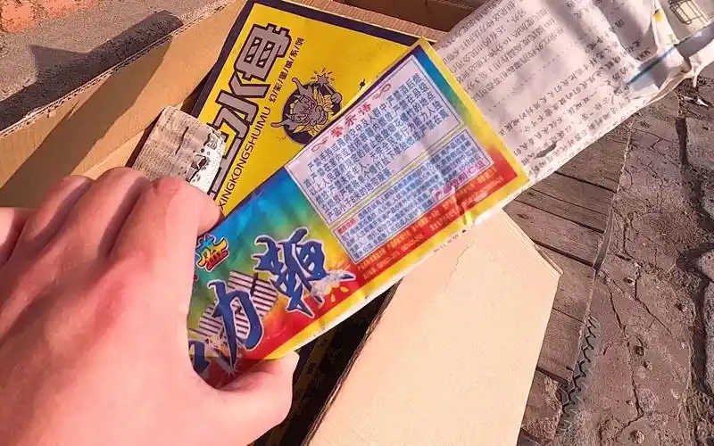 东北过年小伙用铁管放二踢脚,地爆大麻雷子,听着真舒服,震天响