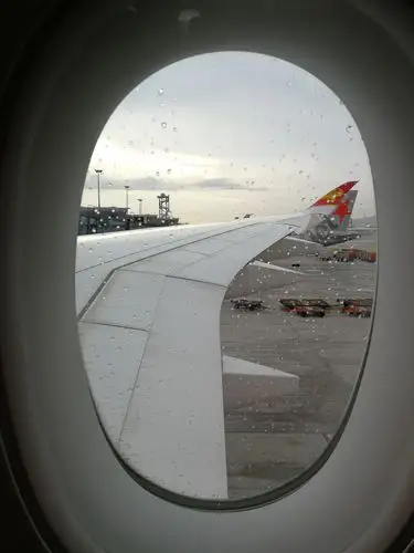 转机飞往旧金山,雨还在下,雨点打在飞机窗户上.