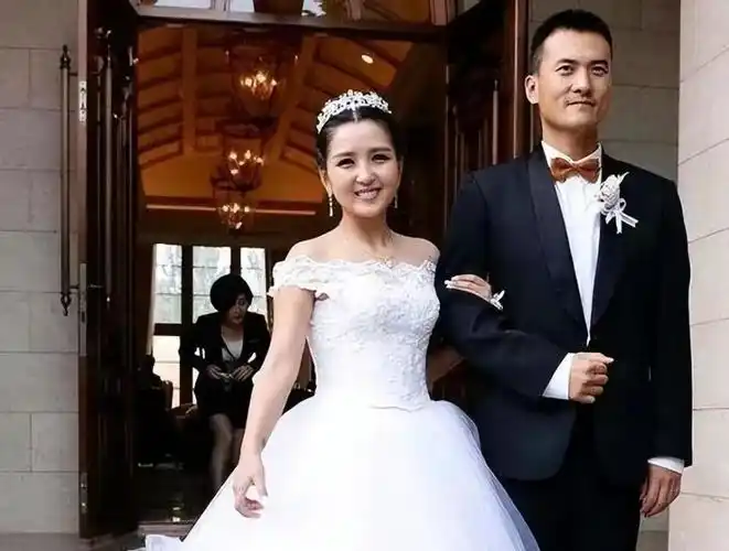 36岁何洁罕晒全家福!