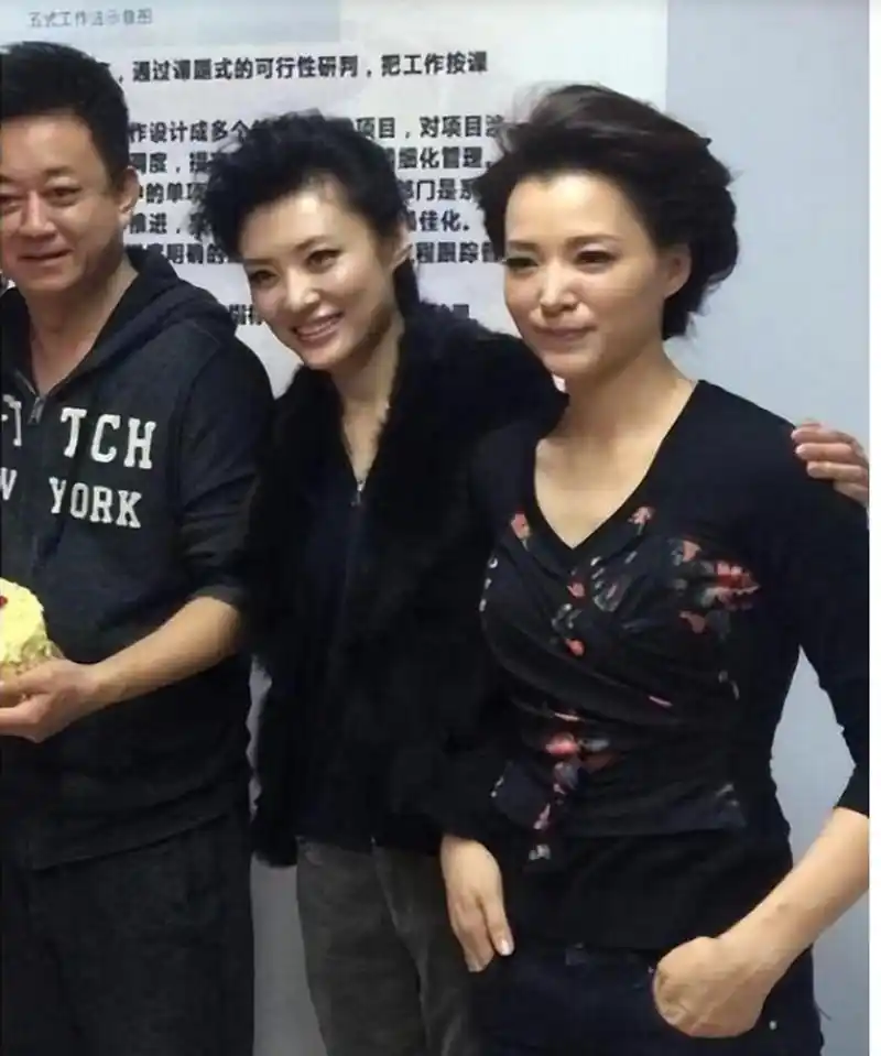 [火焰]周涛同框董卿,一个高贵优雅,一个土味大妈,论才华,董卿高出一筹