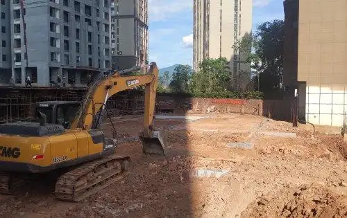 云山春晓施工现场停车场进行水泥浇筑