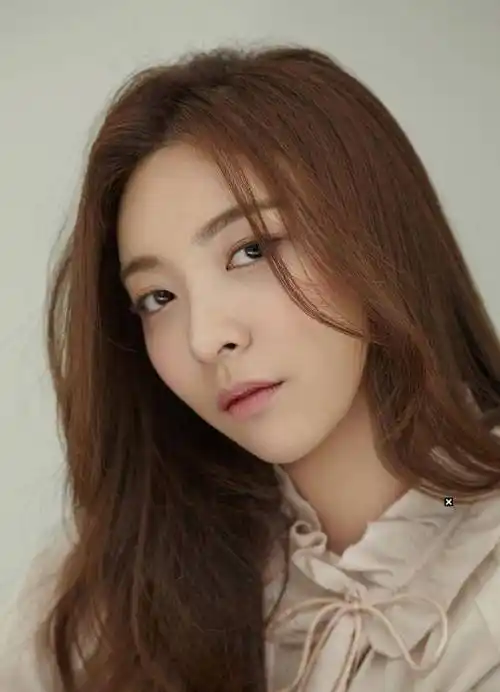 曾经队中最小的郑秀晶在听闻雪莉的消息后哭肿了眼睛,当初她虽是最小