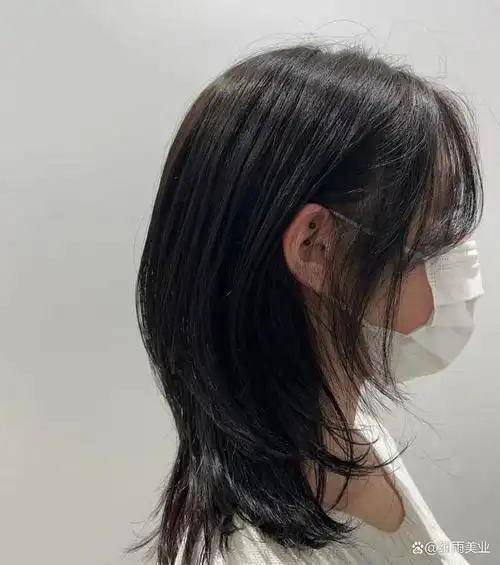 中长发少年感鲻鱼头太酷了,这款发型有着非常可爱帅气的小狼尾,发型是