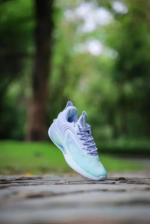 游云系列作为特步迭代最长的实战篮球鞋,已经来到了第7代