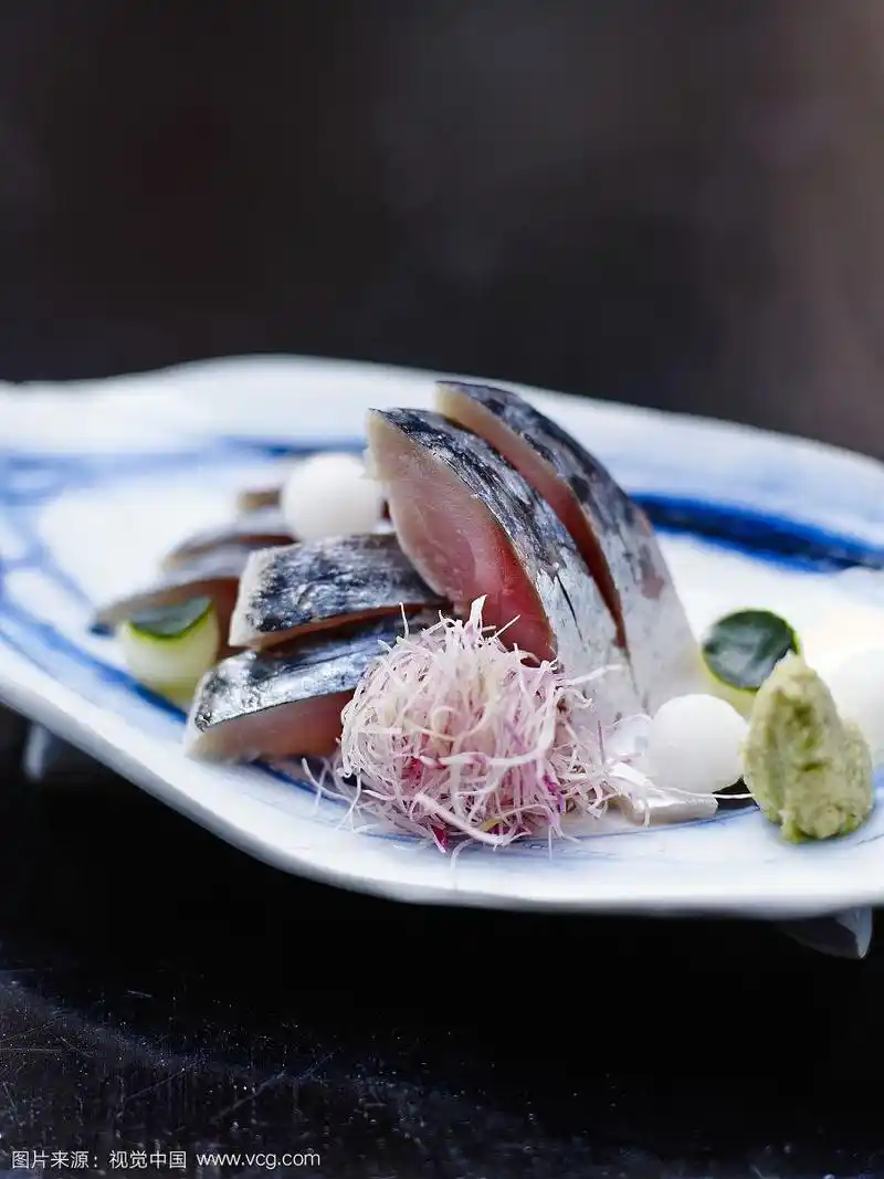 鲭鱼刺身配脆脆的青菜和芥末