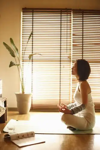 东方人,一个人,坐,盘腿,竖图,室内,白天,侧面,锻炼,瑜伽,阅读,运动