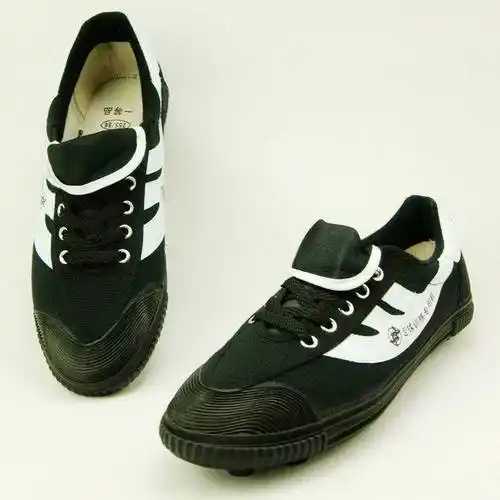 一句"穿上双星鞋,潇洒走天下"把不少人带回了那个年代,穿着"疙瘩鞋"在