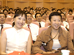 中国女排队长冯坤(右)与陈忠和妻子李冬红