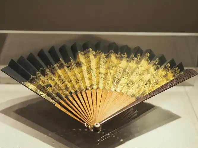 清枣木刻百寿字描金山水折扇沈阳故宫博物院藏