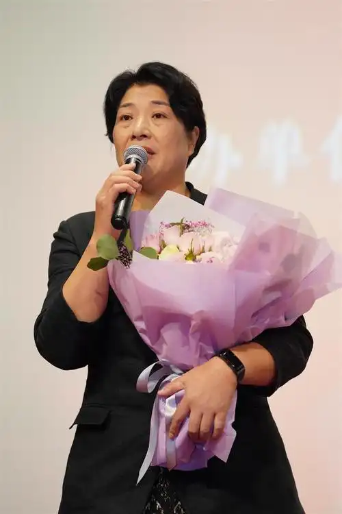 年加入国家队,曾被国际排联评为"最佳运动员"的前中国女排队长李国君