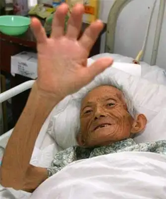 儿子遗弃癌症母亲续:儿子重返老母身边(组图)