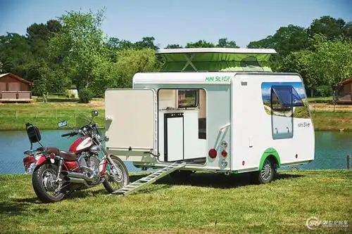 把一辆摩托车装进拖挂房车是怎样一种体验