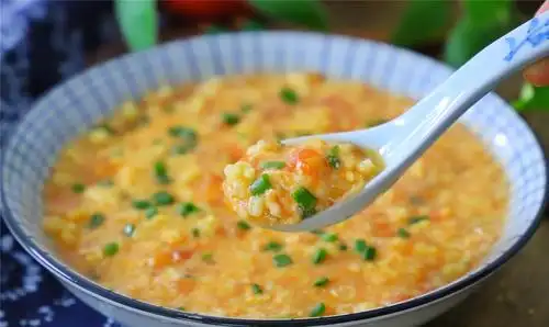 疙瘩汤又叫拌汤,是北方最常见的面食汤,因为做法简单,营养丰富而