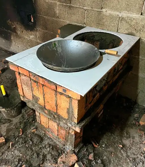 陕西汉中盘起柴火灶寒冬添暖意