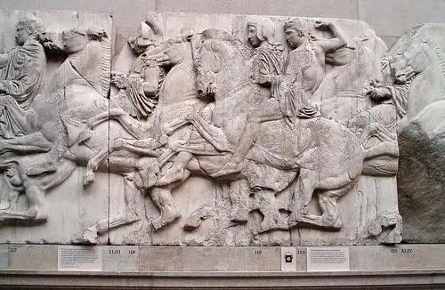 帕特神庙雕塑通常也被称作埃尔金大理石雕(elgin marbles),在底楼的18