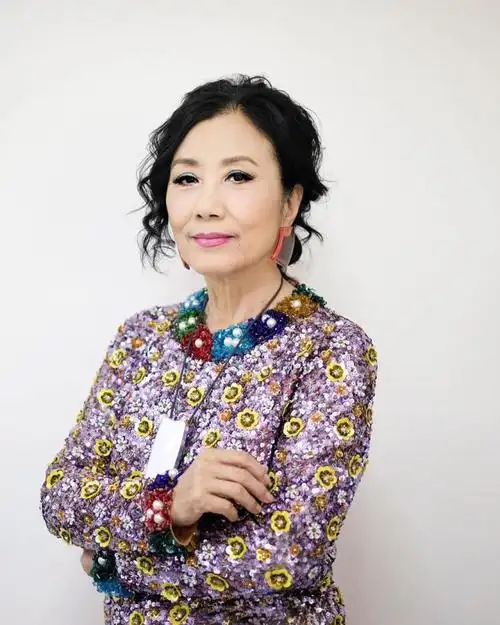 72岁汪明荃引领"安全时尚",穿西装戴口罩录制节目,时髦又安心_腾讯