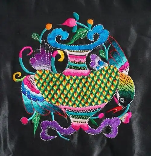 湘西苗族刺绣是穿在身上的历史密码符号,是楚文化的手工.