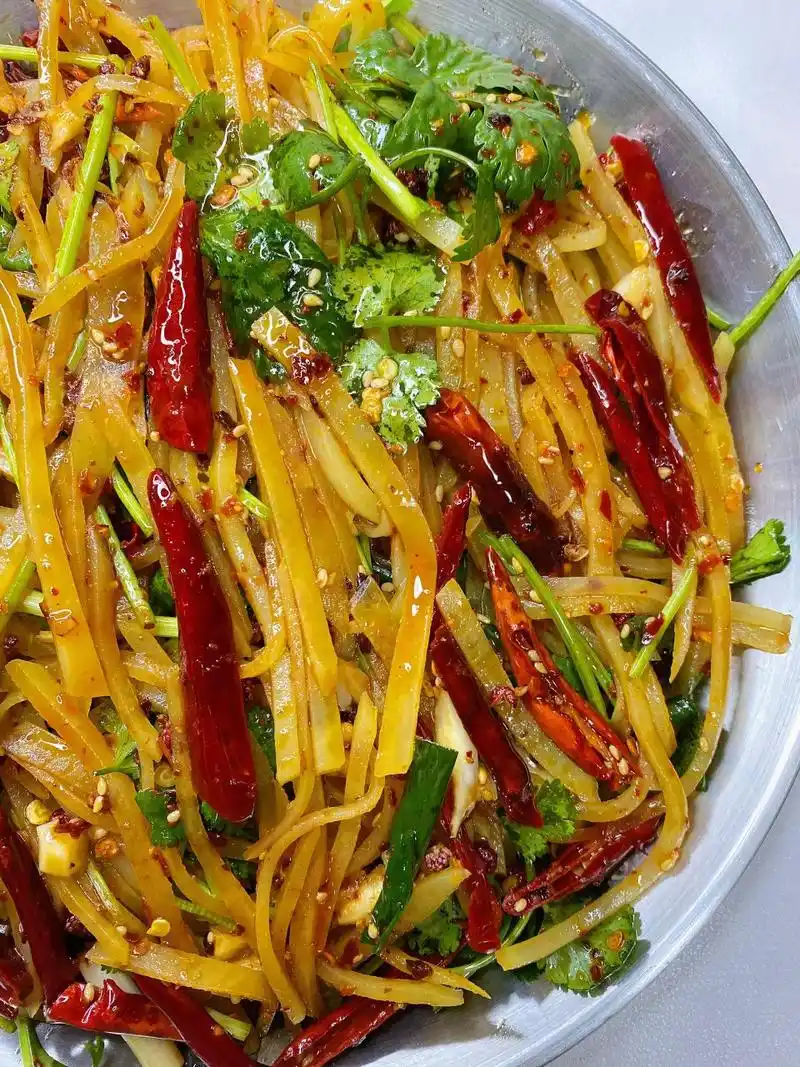 炝拌土豆丝最好吃的家常菜,酸辣过瘾,好吃 食材:土豆,香菜,小葱,干红
