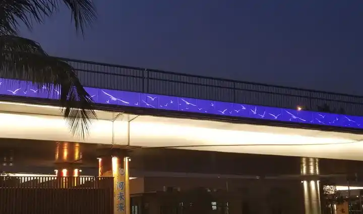 再现于华电宽光带导光板上,以不同的飞翔状态搏击长空,导光板与建筑合