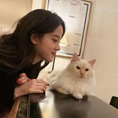 女生抱宠物头像高清好看抱着宠物的女头清晰图片